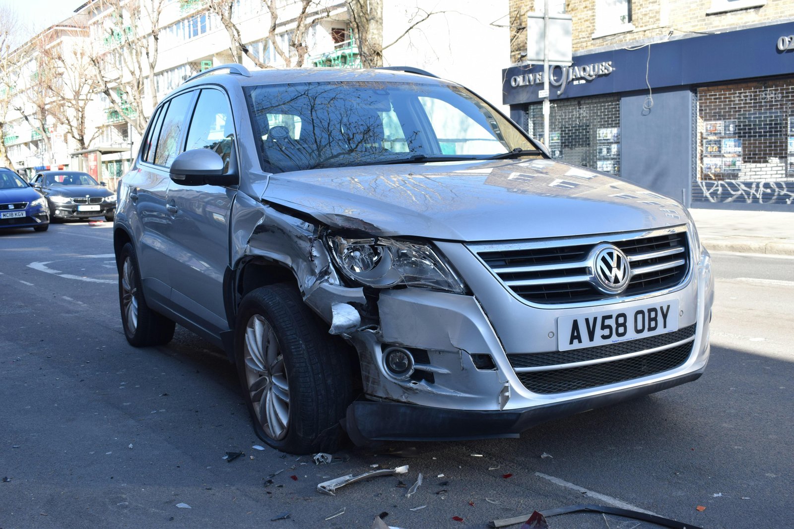 Weißes Auto mit Unfallschaden an der Front
